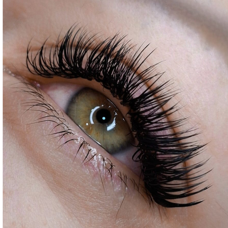 Extensiones de pestañas con detalle de color azul