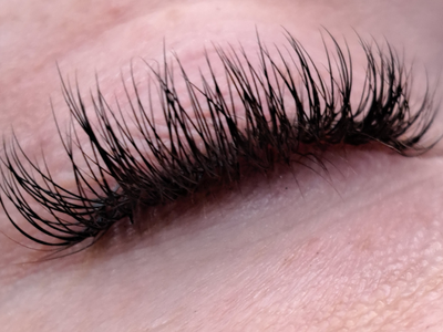 Extensiones de pestañas con detalle de color blanco